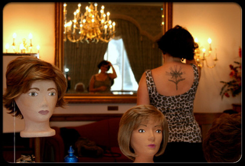 Đối với rụng tóc nghiêm trọng hơn, tóc giả có thể cho kết quả tốt nếu bạn sẵn sàng để thử chúng. Có nhiều loại chất lượng và giá khác nhau. Có thể sử dụng phương pháp phấu thuật nếu tóc dệt không làm bạn hài lòng.