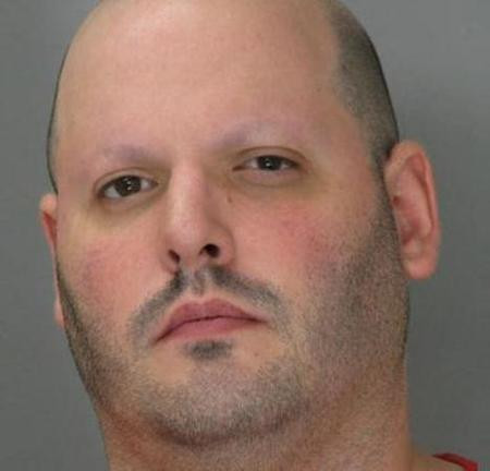 Delaware Leron Magilner, 34 tuổi, bị cáo buộc lừa bạn bè, đồng nghiệp của mình khoảng 11.000 đô bằng cách tuyên bố ông bị ung thư tuyến tụy giai đoạn cuối. Magilner thậm chí còn cạo trọc tóc và thay đổi diện mạo để theo kịp mưu mẹo của mình.