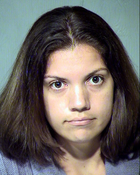 Jamie Lynn Toler, 27 tuổi, nói dối gia đình rằng mình bị ung thư vú, cần cắt bỏ nhưng không đủ khả năng chi trả phẫu thuật. Theo điều tra, Toler bị cáo buộc sử dụng 8.000 đô quyên góp từ bạn bè và người nhà vào cấy ghép ngực thẩm mỹ.