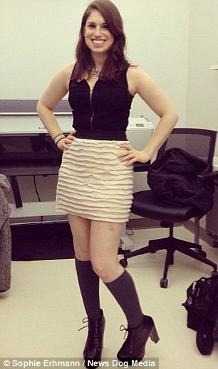 Sophie mất khoảng 2 tiếng mỗi ngày để trang điểm che giấu các vết sẹo rải rác. “Tôi ước gì mình có một đôi chân bình thường để mặc váy ngắn như mọi người. Tôi phải sử dụng rất nhiều mỹ phẩm, đi tất cao tới đầu gối”, Sophie nói.