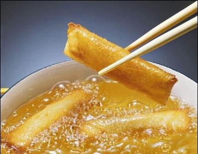 Các thực phẩm nhiều dầu như thực phẩm chiên rán dễ gây kích thích và làm tăng nồng độ axit trong dạ dày.