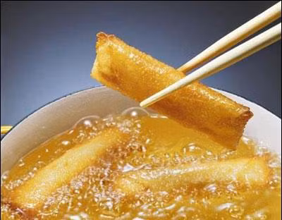 Các thực phẩm nhiều dầu như thực phẩm chiên rán dễ gây kích thích và làm tăng nồng độ axit trong dạ dày.