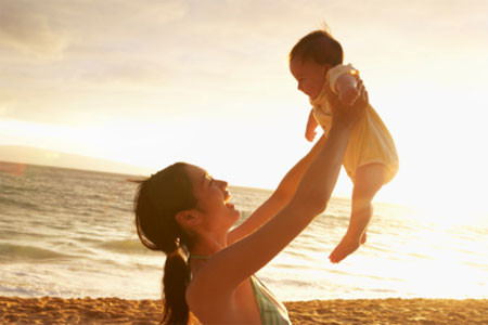 Đáp án B: Các tia cực tím mạnh nhất vào buổi trưa. Giữ trẻ sơ sinh và trẻ nhỏ trong nhà, trong bóng râm hoặc ít nhất là bảo vệ thích hợp từ tia cực tím. Khuyến khích dùng kem chống nắng cho trẻ trên 6 tháng tuổi vào bất kì thời gian nào có nắng.