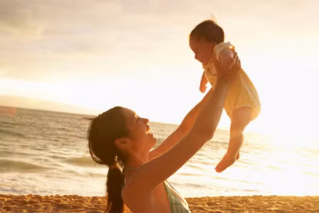 Đáp án B: Các tia cực tím mạnh nhất vào buổi trưa. Giữ trẻ sơ sinh và trẻ nhỏ trong nhà, trong bóng râm hoặc ít nhất là bảo vệ thích hợp từ tia cực tím. Khuyến khích dùng kem chống nắng cho trẻ trên 6 tháng tuổi vào bất kì thời gian nào có nắng.