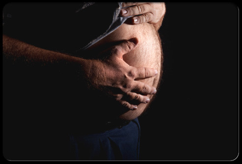 Bất kỳ khi nào có cơn đau ở bụng, bạn cũng cần đi khám sức khỏe. Các bác sĩ đã tìm thấy mối liên quan giữa đau bụng, vàng da và ung thư tuyến tụy.