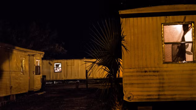 8. Aliahna Lemmon được người hàng xóm là Michael Plumadore trông giúp khi mẹ bị bệnh và bố phải làm ca đêm. Michael đã dùng gạch giết chết cô bé, sau đó dùng lưỡi cưa chia tách cơ thể Aliahna, đông lạnh đầu, tay, chân và xử lý phần còn lại trong một thùng rác.