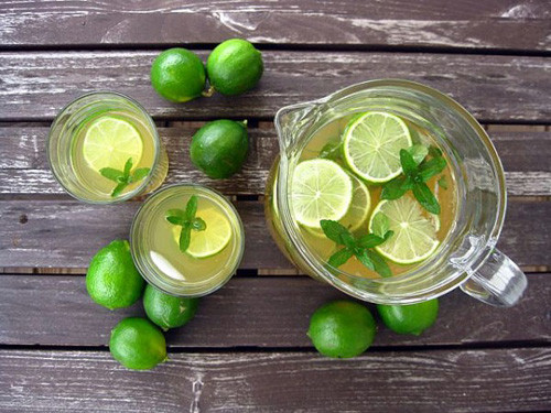 Không nên uống trà xanh khi đói, sẽ làm giảm chức năng tiêu hóa, và dẫn đến hiện tượng “say trà” như chóng mặt, nhức đầu, mệt mỏi, có cảm giác quay cuồng.