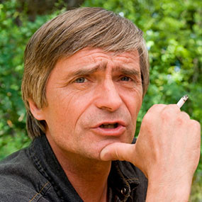 Khàn tiếng do cảm lạnh sẽ rất đơn giản, nhưng triệu chứng này trở nên đáng lo ngại khi nó kéo dài hơn hai tuần. Khàn tiếng do ung thư phổi có thể xảy ra khi khối u ảnh hưởng đến các dây thần kinh điều khiển thanh quản và giọng nói.