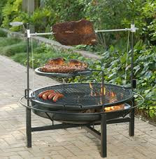 Bạn cần đảo đều thịt và di chuyển nó xung quanh vỉ nướng để thịt chín đều. Nếu bạn sử dụng lò nướng than, đảm bảo than cháy đỏ với bề mặt màu xám bột trước khi bắt đầu nấu, vì điều này có nghĩa là chúng đủ nóng.