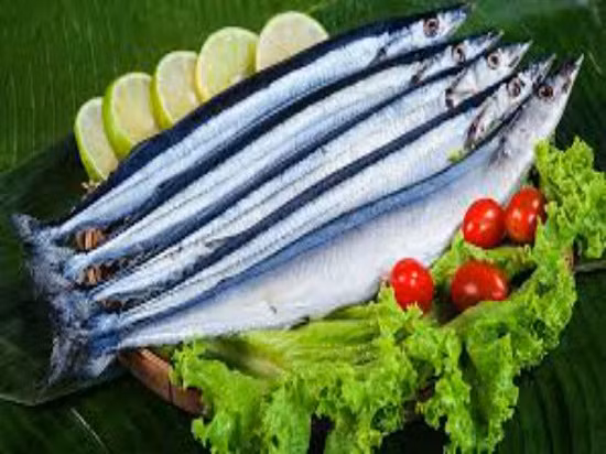 Nguồn gốc chính của vitamin D là tia UVB từ ánh sáng mặt trời, đồng thời có trong các loại thực phẩm bao gồm cả cá và rau xanh.