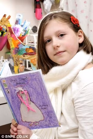 Chỉ cần 1 vết thương nhỏ hay vết bầm tím cũng khiến em đau đến cùng cực. Các chuyên gia hy vọng Ella sẽ thoát khỏi căn bệnh trước khi đến tuổi trưởng thành.