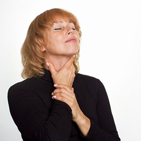 Không nên bỏ qua dấu hiệu khó thở - xảy ra khi bạn leo cầu thang, mang vác nặng. Triệu chứng này có thể do khối u phát triển chèn lên đường hô hấp, hoặc do chất lỏng từ khối u tích tụ trong ngực.