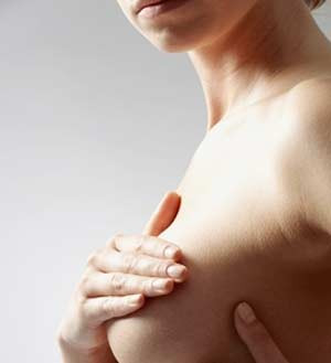 Sai: Hầu hết các khối u ở vú là lành tính, có thể sưng lên và gây đau, nhưng cũng có nguy cơ phát triển ung thư vú. Nói chuyện với bác sĩ về những thay đổi về cục u trong vú của bạn, và thực hiện các bước cần thiết để loại trừ ung thư vú.