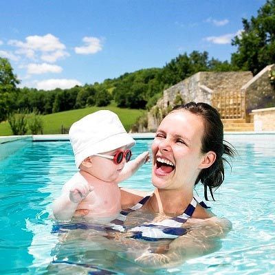 Đáp án C: Các chuyên gia khuyên bạn nên sử dụng kem chống nắng có SPF 15 hoặc cao hơn. Bôi kem chống nắng 30 phút trước khi ra nắng và bôi lại 30 phút / lần nếu bé chơi trong nước hoặc đổ mồ hôi.