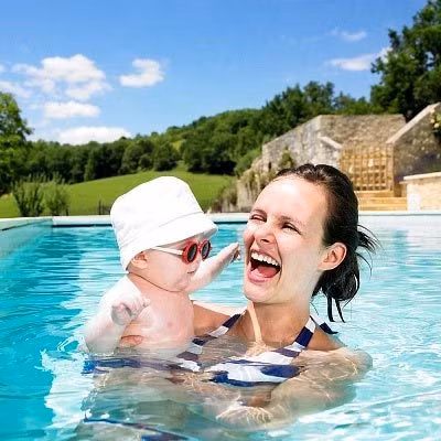 Đáp án C: Các chuyên gia khuyên bạn nên sử dụng kem chống nắng có SPF 15 hoặc cao hơn. Bôi kem chống nắng 30 phút trước khi ra nắng và bôi lại 30 phút / lần nếu bé chơi trong nước hoặc đổ mồ hôi.