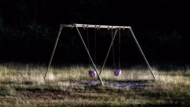 4. Karl McCluney, 15 tuổi, đã giết bé Demi Leigh Maho - 2 tuổi - khi mẹ cô bé đang làm việc vặt. Hắn đưa Demi đến công viên, đánh đập, cắn và cạo trọc đầu cô bé. Demi bị tổn thương não nặng nề và qua đời 2 ngày sau đó.