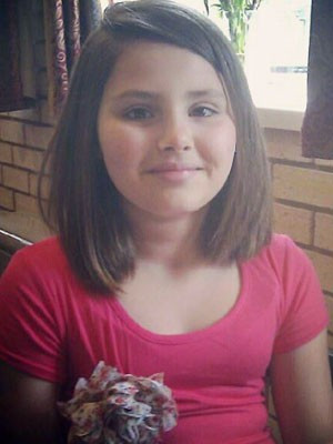 Việc học hành và sinh hoạt bị ảnh hưởng xấu khi cô bé liên tục phải vào nhà tắm để nôn, dẫn đến xanh xao, đau đầu, đau bụng.