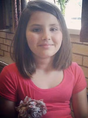 Việc học hành và sinh hoạt bị ảnh hưởng xấu khi cô bé liên tục phải vào nhà tắm để nôn, dẫn đến xanh xao, đau đầu, đau bụng.