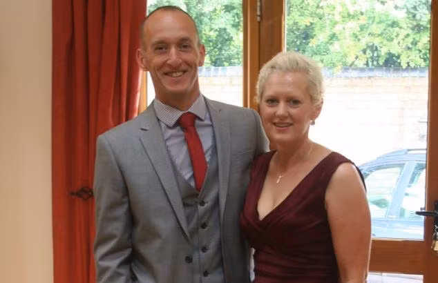 Cô Fischer (ảnh với Mark vào tháng 8 năm nay) không thể phẫu thuật cắt bỏ khối u vì nó quá sâu trong não.