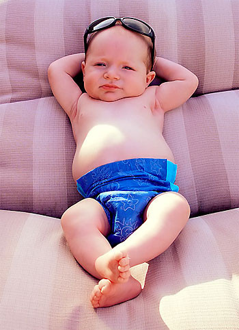 4. Cách tốt nhất bảo vệ mặt, tai, cổ của bé là gì? A. Mũ rộng vành. B. Mũ lưỡi chai. C. Quấn khăn quanh đầu.