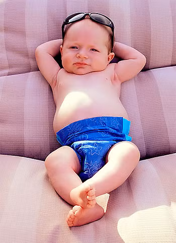 4. Cách tốt nhất bảo vệ mặt, tai, cổ của bé là gì? A. Mũ rộng vành. B. Mũ lưỡi chai. C. Quấn khăn quanh đầu.