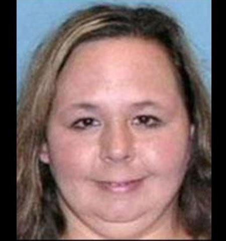 Alicia Kelly, 40 tuổi, không chỉ nói dối con gái mình bị ung thư mà còn giấu xác chồng dù ông này đã chết 2 năm để hưởng số tiền an sinh xã hội. Alicia đã bị kết án tổng cộng 10 năm tù.