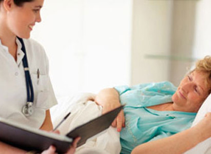 Hiện nay có nhiều phương pháp điều trị ung thư như phẫu thuật, xạ trị, hóa trị. Tùy từng hoàn cảnh và tình trạng bệnh nhân mà các chuyên gia nên tư vấn hình thức điều trị phù hợp. Người nhà cũng nên làm các công tác tư tưởng để làm dịu tâm lý bệnh nhân.