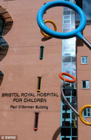 Paris được đưa đến Bệnh viện Bristol Royal dành cho trẻ em vào tháng Giêng nhưng đã chết 3 ngày sau đó.