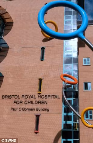 Paris được đưa đến Bệnh viện Bristol Royal dành cho trẻ em vào tháng Giêng nhưng đã chết 3 ngày sau đó.