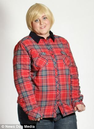 ...hay đóng vai một người đồng tính hôn, ôm ấp nhân cách "đàn ông" của Kimi.