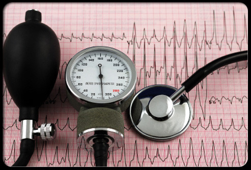  Cao huyết áp. Rượu có thể phá vỡ hệ thống thần kinh giao cảm, trong đó kiểm soát và thắt giãn nở các mạch máu để đáp ứng với stress, nhiệt độ, gắng sức.. Uống nhiều rượu khiến huyết áp tăng, theo thời gian trở thành mãn tính. Huyết áp cao dẫn đến nhiều vấn đề sức khỏe khác, bao gồm bệnh thận, tim và đột quỵ 