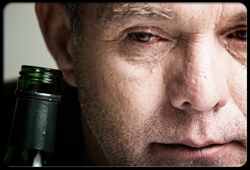  Mất trí. Khi con người già, bộ não của họ co lại ở mức độ trung bình. Đó được coi là bình thường. Nhưng uống quá nhiều làm tăng tốc độ co rút của một số vùng trọng điểm trong não, dẫn đến mất trí nhớ và các triệu chứng khác của chứng mất trí.