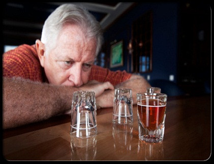  Trầm cảm. Năm 2010, một nghiên cứu lớn từ New Zealand cho thấy uống nhiều rượu có thể dẫn đến trầm cảm, vì người ta cần dùng nhiều thuốc an thần để làm dịu tinh thần.