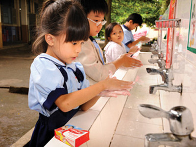 Ông Anders cũng nhấn mạnh thêm là việc ngăn ngừa nhiễm trùng tại các bệnh viện, trường học và nhà trẻ là hết sức quan trọng để tránh lây lan từ người sang người.