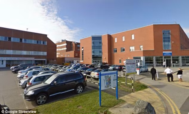 Mặc dù các bác sĩ, y tá hộ sinh ngày hôm đó vô cùng bận rộn, song họ không biết làm thế nào để ưu tiên bệnh nhân, dẫn đến điều đáng tiếc này. Phát ngôn viên của Bệnh viện Arrowe nói: "Chúng tôi không muốn bình luận gì cho đến khi kết thúc cuộc điều tra”.