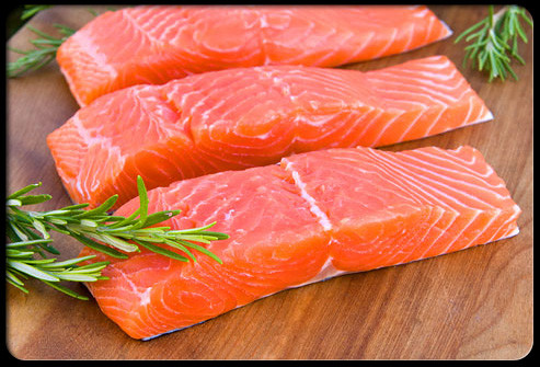 Cá hồi và các loại cá béo cung cấp một loạt các chất dinh dưỡng. Chúng có chứa canxi cũng như vitamin D, giúp hấp thu canxi, axit béo omega-3. Bổ sung dầu cá được chứng minh có thể ngăn ngừa loãng xương ở phụ nữ lớn tuổi.