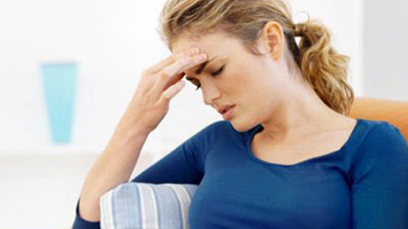 Khi dùng một lượng lớn vitamin D, gan sẽ tạo ra nhiều hợp chất làm tăng nồng độ canxi trong máu - điều này có thể gây ra buồn nôn, yếu cơ, rối loạn và kiệt sức.