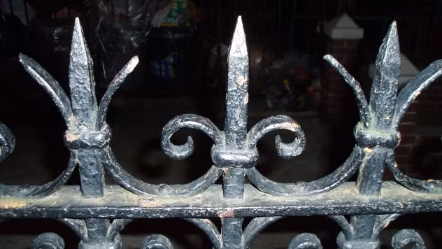 2. Một ngày tháng Tư, David McGreavy được yêu cầu chăm sóc 3 đứa trẻ của gia đình. Thay vào đó, hắn giết chết chúng trước khi kéo xác ra ngoài vườn, cắm lên hàng rào để mọi người có thể nhìn thấy.