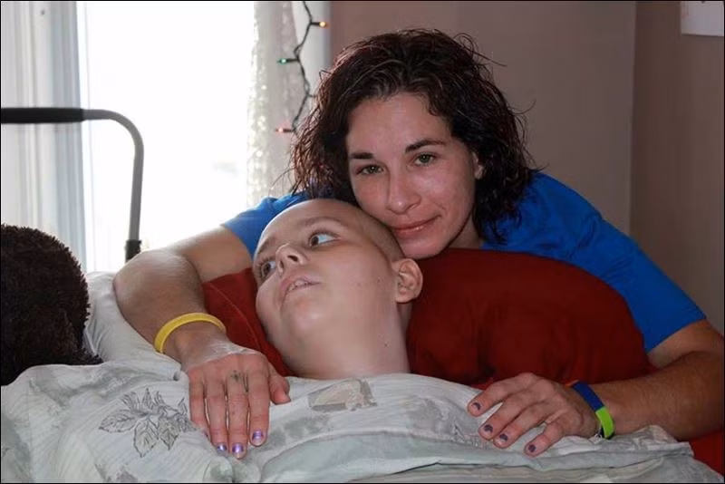 Hàng ngàn tấm thiệp, đồ chơi và gấu bông từ Pháp, Ai len gửi tới nhà Devin. Cậu bé đã quyên góp toàn bộ cho hộp từ thiện đặt giữa phố Toledo và Cleveland.