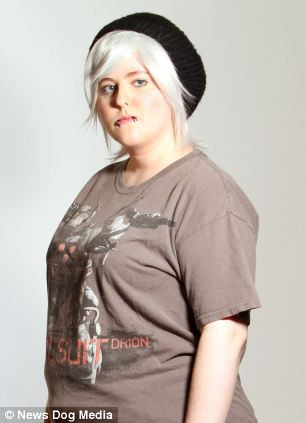 ...cũng như tủ chứa các loại đồ ăn khác nhau phục vụ 15 nhân dạng.