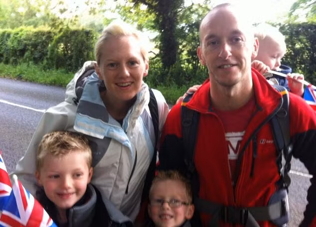 Cô Fischer (ảnh với gia đình ngay trước khi được chẩn đoán) đã phải làm sinh thiết sau khi chụp cộng hưởng từ cho thấy một khối u lành tính trong não của cô.