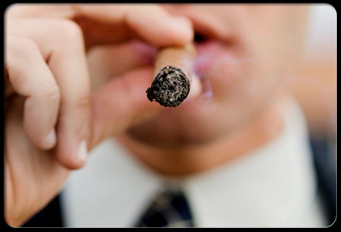 5. Thuốc ống và xì gà không gây ung thư phổi: Hút 2 loại này không chỉ có nguy cơ ung thư phổi mà còn là nguy cơ ung thư miệng, họng, thực quản. Hút xì gà còn khiến bạn mắc bệnh tim.