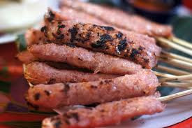 Nem chua rán ngõ Tạm Thương hay phố Tạ Hiện không còn xa lạ gì với giới trẻ. Vị ngon của những chiếc nem được chiên vàng ruộm trong chảo dầu, hay nướng thơm trên than hồng rực, chấm cùng tương ớt cay cay luôn kích thích vị giác một cách đặc biệt, nhất là trong những ngày mưa rét.