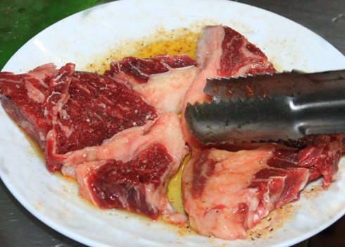 Không đổ chất lỏng đã sử dụng để ướp thịt sống, gia cầm vào các loại thịt nấu chín.