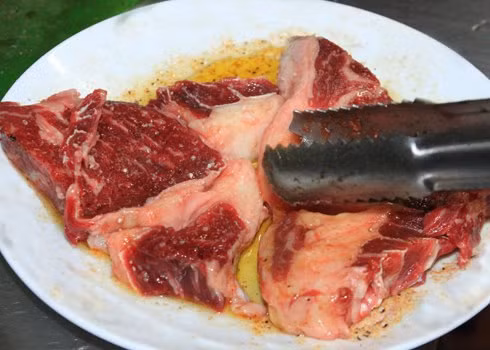 Không đổ chất lỏng đã sử dụng để ướp thịt sống, gia cầm vào các loại thịt nấu chín.