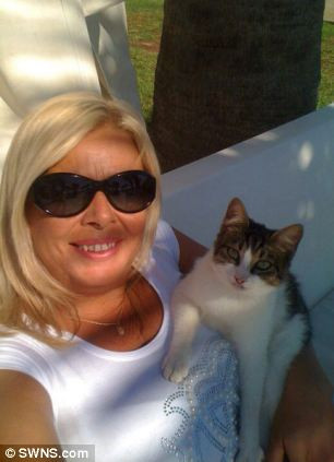 Toni Lovell Clarke mất 2 cửa hàng kinh doanh sandwich do suy thoái kinh tế, khiến bà căng thẳng và hay nghiến răng khi ngủ. Tình trạng trở nên tồi tệ, bà mắc chứng loạn trương lực cơ bắp, co thắt cơ gây xoắn và lặp lại động tác làm hàm răng kẹt cứng.