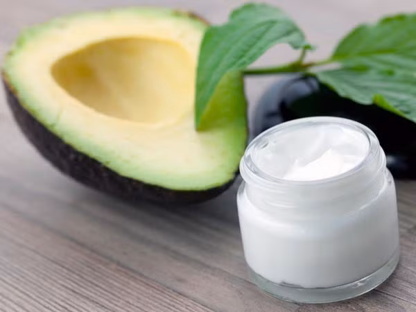 Tinh dầu bơ. Chứa SPF 15. Dầu bơ có một tỷ lệ cao chất béo bão hòa đơn. Những chất béo này tạo thành một lớp bảo vệ trên da để ngăn chặn ánh nắng mặt trời.