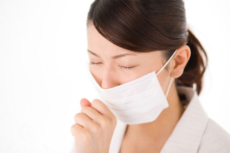 Khi ra ngoài đường, cần đeo khẩu trang, rửa tay thường xuyên, luôn vệ sinh sát trùng mũi họng bằng nước muối sinh lý.