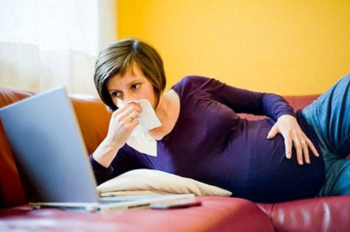 Mẹ có thể tử vong. Biến chứng do sởi ở người lớn chủ yếu là não viêm, nặng hơn có thể gây rối loạn trung khu tuần hoàn đường hô hấp làm bệnh nhân tử vong.