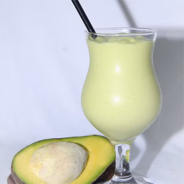 Sinh tố bơ. Bởi quả bơ không chỉ giàu các chất khoáng, các loại chất béo không bão hòa đơn rất tốt cho sức khỏe, mà bơ cũng là loại quả chứa nhiều folat – giúp chuyển hóa protein, vì thế tạo cho bạn nhiều năng lượng cho tình dục.